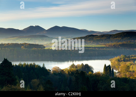 Herbst Blick über castlewellan See auf die Mourne Mountains. Castlewellan Forest Park, County Down, Nordirland. Stockfoto