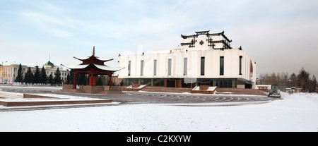 Buddhistische Gebetsmühle und Kok-Ool musikalisch-dramatische Theater am Arat Platz in Kyzyl - Hauptstadt der Republik Tuva, Sibirien, Ru Stockfoto