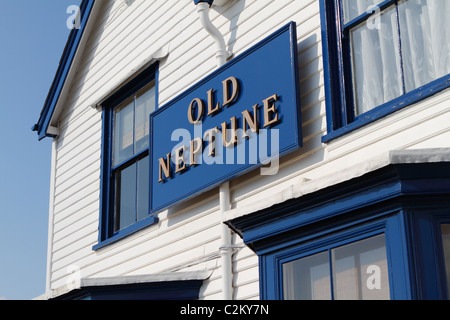 Der alte Neptun-Pub in Whitstable direkt am Meer Stockfoto