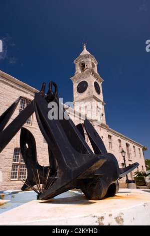 Alte Anker vor dem Uhrturm Gebäude des Royal Naval Dockyard, Irland Island, Sandys Pfarrei Bermuda. Stockfoto