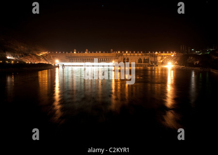 Krasnoyarskaya Wasserkraftwerk in der Nacht. Russland. Stockfoto