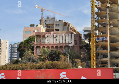 Alt und neu, Libanon Beirut; Wiederherstellung oder Erhaltung, Zerstörung und Wiederaufbau, koloniale Relikte sind oft dem Verfall preisgegeben. Stockfoto