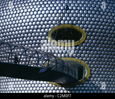 Selfridges Store, Birmingham, England. (2003) - äußere detail mit Gehweg und ovale Fenster Stockfoto