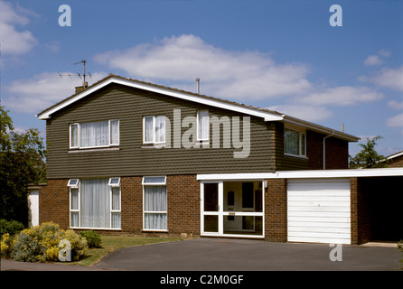 60er, Einfamilienhaus 70er Jahre mit Garage - 20. Jahrhundert Gehäuse, Cheltenham Stockfoto