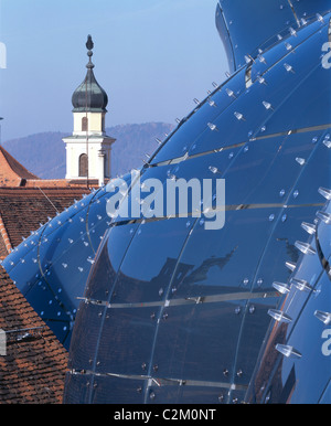 Kunsthaus Graz, die freundliche Außerirdische äußere Detail mit alten Turm des Schlossbergs. Stockfoto