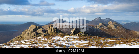Winter Granit Aufgabenbereiche auf Slieve Binnian, Mourne Mountains, County Down, Nordirland. Stockfoto