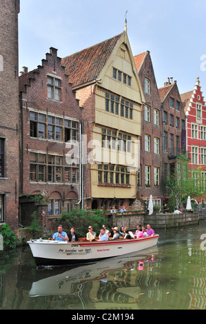 Haus mit Holzfassade, das Jan Brouckaerd Haus und Touristen im Boot während der Stadtrundfahrt in Gent, Belgien Stockfoto