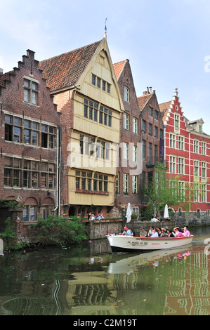 Haus mit Holzfassade, das Jan Brouckaerd Haus und Touristen im Boot während der Stadtrundfahrt in Gent, Belgien Stockfoto