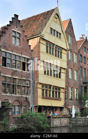 Haus mit Holzfassade, das Jan Brouckaerd Haus in Gent, Belgien Stockfoto