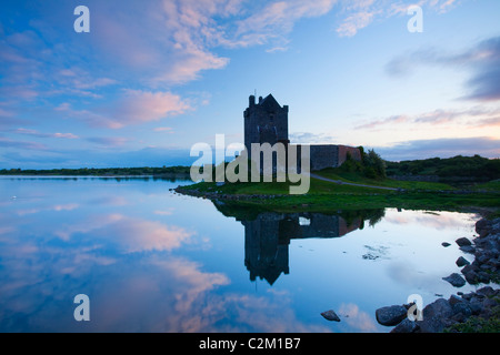 Sonnenuntergang Reflexion des 16. Jahrhunderts Dunguaire Castle Castle, Galway, Galway Bay, County Galway, Irland. Stockfoto