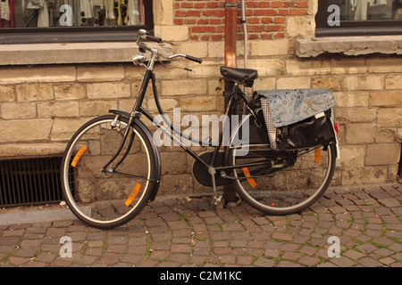 Traditionelle Damen Fahrrad lehnt an einer Wand in Antwerpen Stockfoto