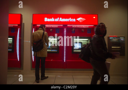Kunden verwenden Geldautomaten der Bank of America Stockfoto