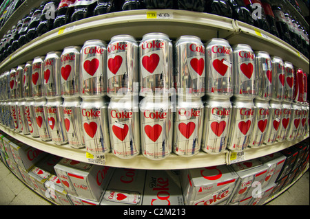 Dosen von Coca-Cola auf einem Supermarktregal in New York auf Donnerstag, 14. April 2011 zu sehen sind. (© Richard B. Levine) Stockfoto