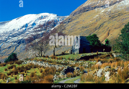 Verlassene Hütte und Track in Black Valley, County Kerry, Irland. Stockfoto