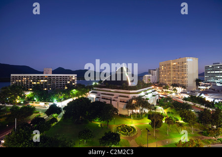 Die Skyline der Stadt einschließlich Hilton Hotel, Reef Hotel Casino und Sebel nachts beleuchtet. Cairns, Queensland, Australien Stockfoto