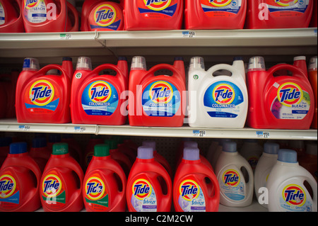 Eine Anzeige von Procter & Gamble Tide Waschmittel in den Supermarktregalen in New York Stockfoto