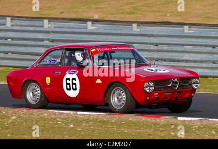 1973 Alfa Romeo GT Junior, John Symes, Fahrer während des Rennens CSCC Swinging Sixties Serie Snetterton, UK. Stockfoto