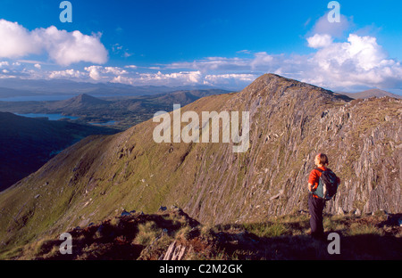 Walker gegen Eskatarriff Lackabane vom Berg, Beara Halbinsel, County Kerry, Irland. Stockfoto