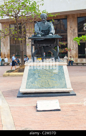 Plaza Cervantes, Statue von Miguel de Cervantes Saavedra, Cartagena, Kolumbien Stockfoto