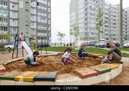 Kinder auf dem Spielplatz in einem Wohngebiet, Minsk, Belarus Stockfoto