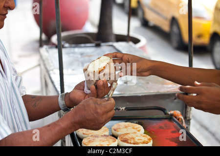 Arepas Con Queso, Getsamani, Altstadt, Cartagena, Kolumbien Stockfoto