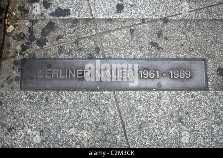 Eine Tafel zum Gedenken an den ehemaligen Standort der Berliner Mauer am Potsdamer Platz, Berlin, Deutschland Stockfoto