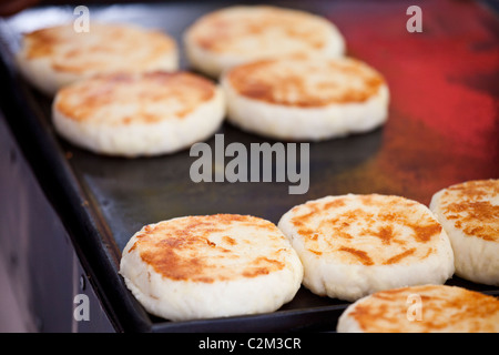 Arepas Con Queso, Getsamani, Altstadt, Cartagena, Kolumbien Stockfoto