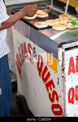 Arepas Con Queso, Getsamani, Altstadt, Cartagena, Kolumbien Stockfoto