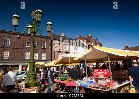 Großbritannien, England, Staffordshire, Lauch, Stadtzentrum, Marktplatz, Samstag Antiquitäten und Sammlerstücke Markt im Gange Stockfoto