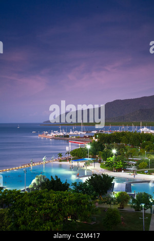 Die Esplanade Lagoon in der Abenddämmerung. Cairns, Queensland, Australien Stockfoto