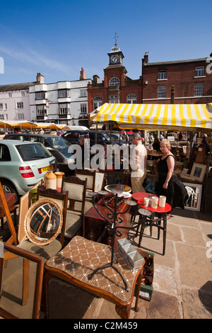 Großbritannien, England, Staffordshire, Lauch, Stadtzentrum, Marktplatz, Samstag Antiquitäten und Sammlerstücke Markt im Gange Stockfoto