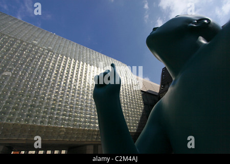 Außenansicht des neuen Bühnenauditoriums des Nationaltheaters Nova Scena Narodni Divadlo Residence der Laterna magika, erbaut aus mehr als viertausend mundgeblasenen Glasblöcken, die von Stanislav Libenský im Stadtteil Nove Mesto in Prag, Tschechien, entworfen wurden Stockfoto