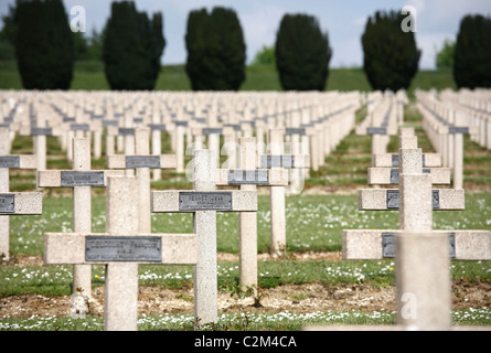 Der Soldatenfriedhof in das Beinhaus von Douaumont, Verdun, Frankreich Stockfoto