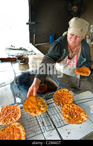 Bäckerei Pfannkuchen Pfannkuchen Pizza Syrien Wüste Badiyat al Sham Beduinendörfern Beduinen Frau syrischen Nahost Stockfoto
