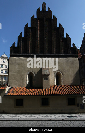 Die abgestufte gemauerten Giebel der Alte Neue Synagoge oder Staronova Synagoga auch Altneuschul im Jahre 1270 im gotischen Stil in Josefov und das jüdische Viertel in Prag in der Tschechischen Republik abgeschlossen Stockfoto