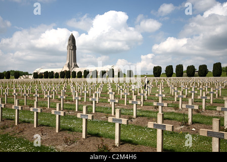 Der Soldatenfriedhof in das Beinhaus von Douaumont, Verdun, Frankreich Stockfoto