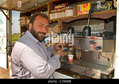 Syrien Espresso Kaffee Cappuccino Bar Verkehrsstraße nach Aleppo Stockfoto