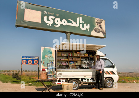 Syrien Espresso Kaffee Cappuccino Bar Verkehrsstraße nach Aleppo Stockfoto