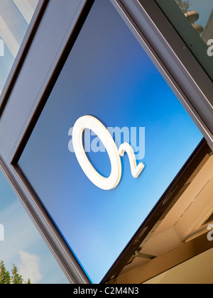 O2 Logos außerhalb einer UK-Shop, der Telekommunikation und Breitband Internet Zugang Unternehmensteil der Telefonica Europe angehören Stockfoto