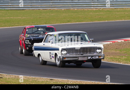 1964 Ford Falcon Sprint und 1965 Ford Mustang während der CSCC Swinging Sixties-Serie-Rennen in Snetterton, Norfolk, Großbritannien. Stockfoto