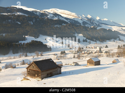 ländlichen Holzhütten im Tal mit Berggipfeln der Churfirsten Schweiz Stockfoto