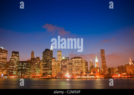Die Innenstadt von Skyline von Manhattan in der Dämmerung Stockfoto