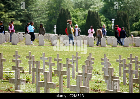 Der Soldatenfriedhof in das Beinhaus von Douaumont, Verdun, Frankreich Stockfoto