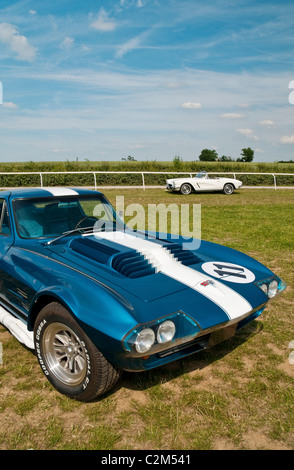 Zwei klassische Corvette Sportwagen geparkt auf einer Rennstrecke. Stockfoto