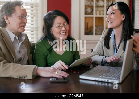 Älteres Paar im Gespräch mit Finanzplaner zu Hause Stockfoto