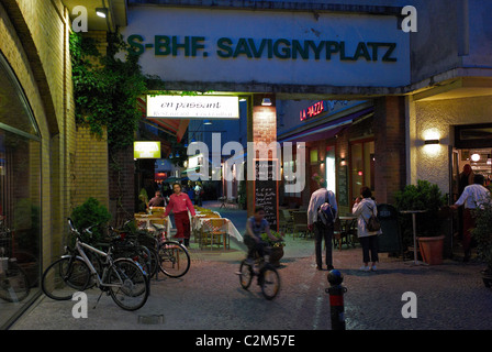 Eine Szene am Bahnhof Savignyplatz in der Nacht, Berlin, Deutschland Stockfoto