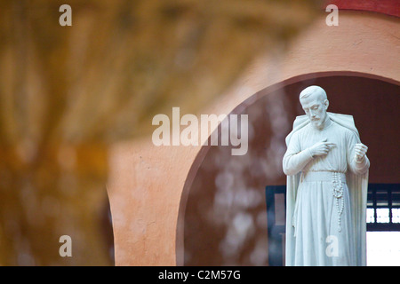 Statue von Pedro Claver, Rafael Nunez Universität in den Kreuzgängen der Iglesia De La Santa Orden, Cartagena, Kolumbien Stockfoto