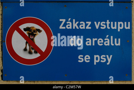 Ein Warnschild in Tschechien verbietet die Einreise in ein Gebiet mit Hunden in Prag Tschechische republik Stockfoto