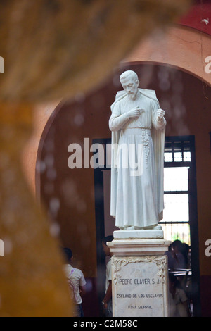 Statue von Pedro Claver, Rafael Nunez Universität in den Kreuzgängen der Iglesia De La Santa Orden, Cartagena, Kolumbien Stockfoto