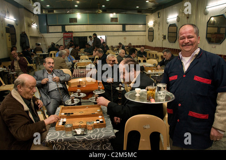 Aleppo Syrien Kaffee Tee Haus Backgammon alte Männer Stockfoto